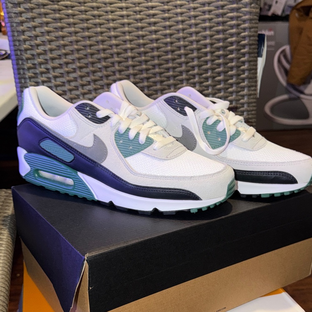 Nike White & Greetm MEN'S NIKE AIR MAX 90 CASUAL SHOES
